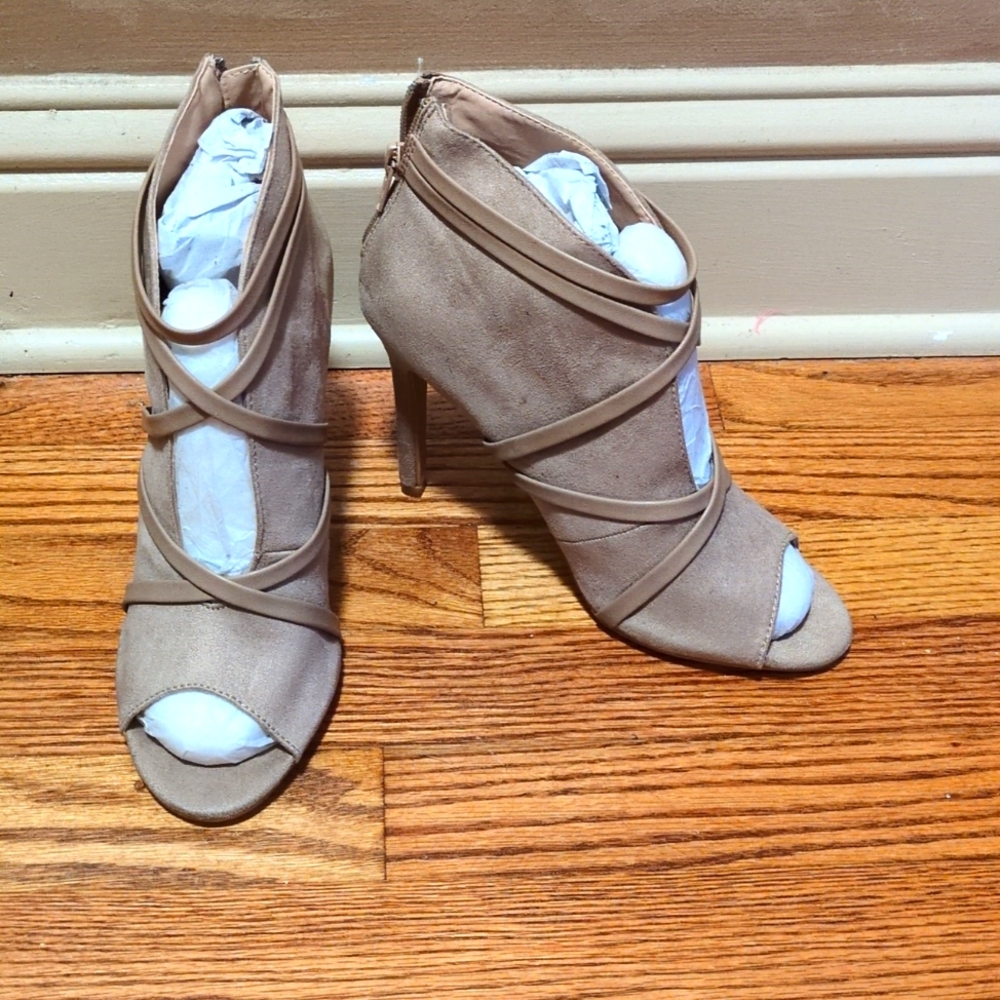 Nwot JGoods Tan Suede Heels Size 7.5 NO BOX